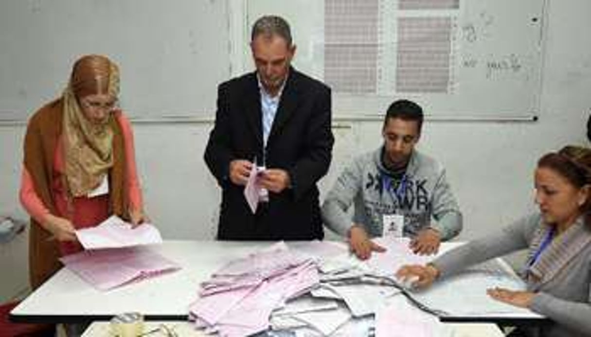 Dépouillement des bulletins de vote lors de la présidentielle tunisienne, le 23 novembre 2014. © Fethi Belaid/AFP