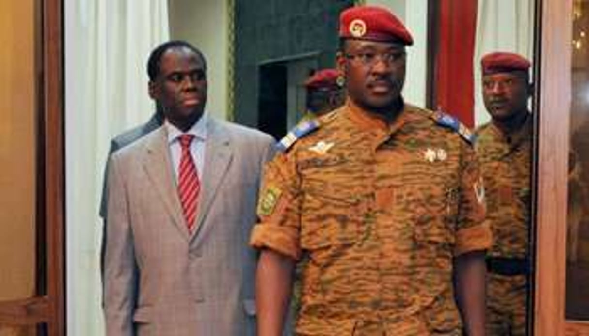 Michel Kafando, le président de transition (g) et le lieutenant-colonel Isaac Zida (d). © AFP