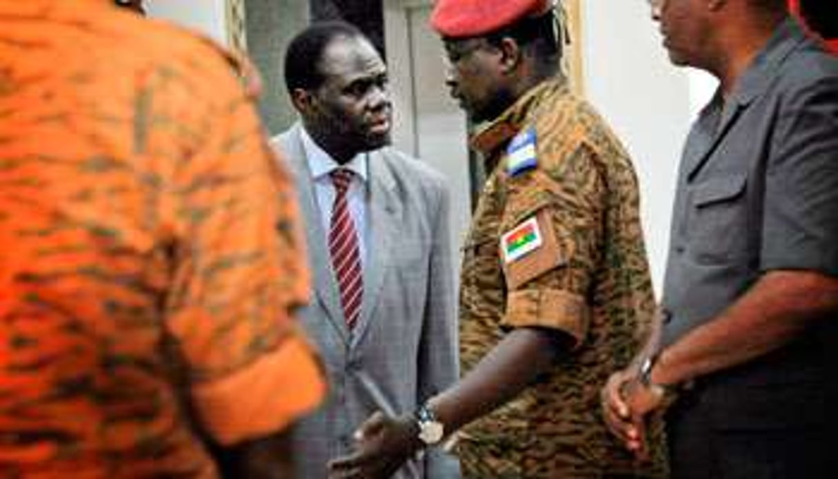Michel Kafando et le lieutenant-colonel Zida, au palais de Kosyam, le 19 novembre. © Sia Kambou/AFP Photo