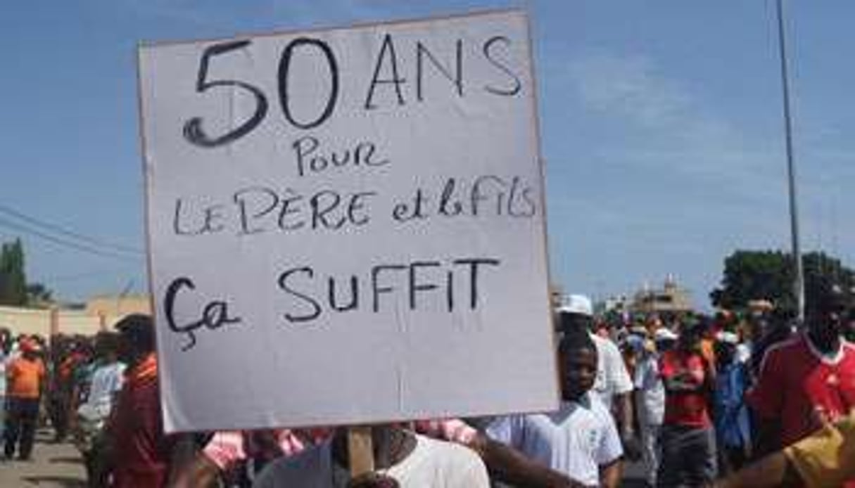 Pancarte brandie lors des manifestations à Lomé. © AFP