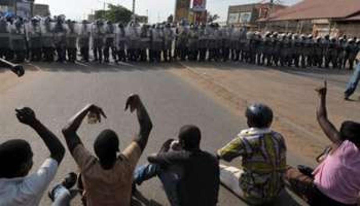 Des manifestants togolais face aux forces de l’ordre, en mars 2010. © AFP