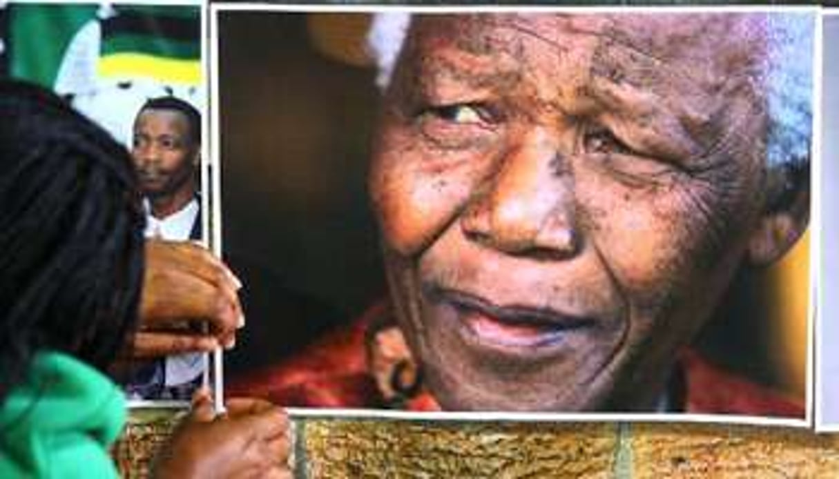 Portrait de Nelson Mandela exposé lors d’une prière collective en 2013. © AFP