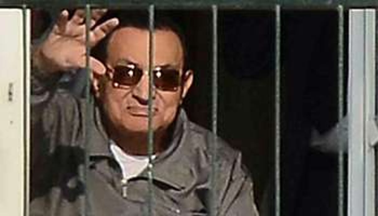 Hosni Moubarak au balcon de sa chambre à l’hôpital militaire du Caire le 29 novembre 2014. © AFP