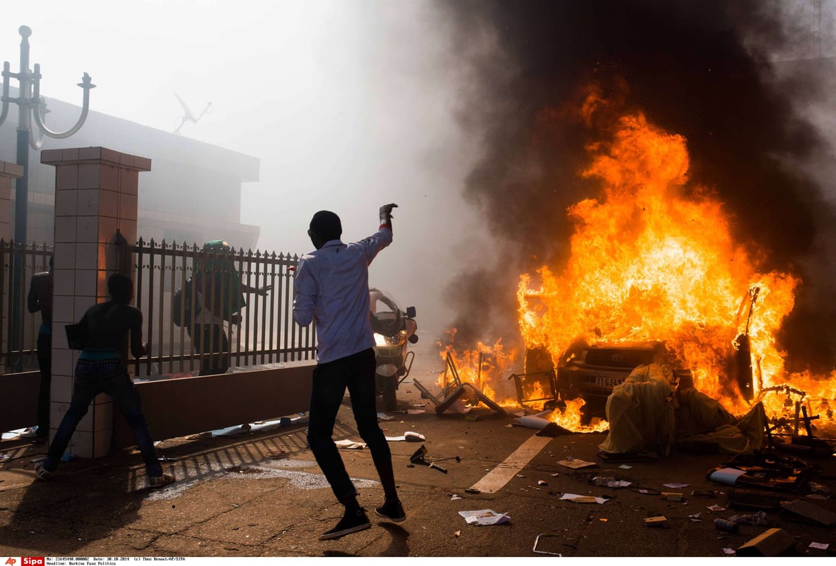 Une voiture brûle devant le Parlement à Ouagadougou, le 30 octobre 2014. &copy; Theo Renaut/AP/SIPA