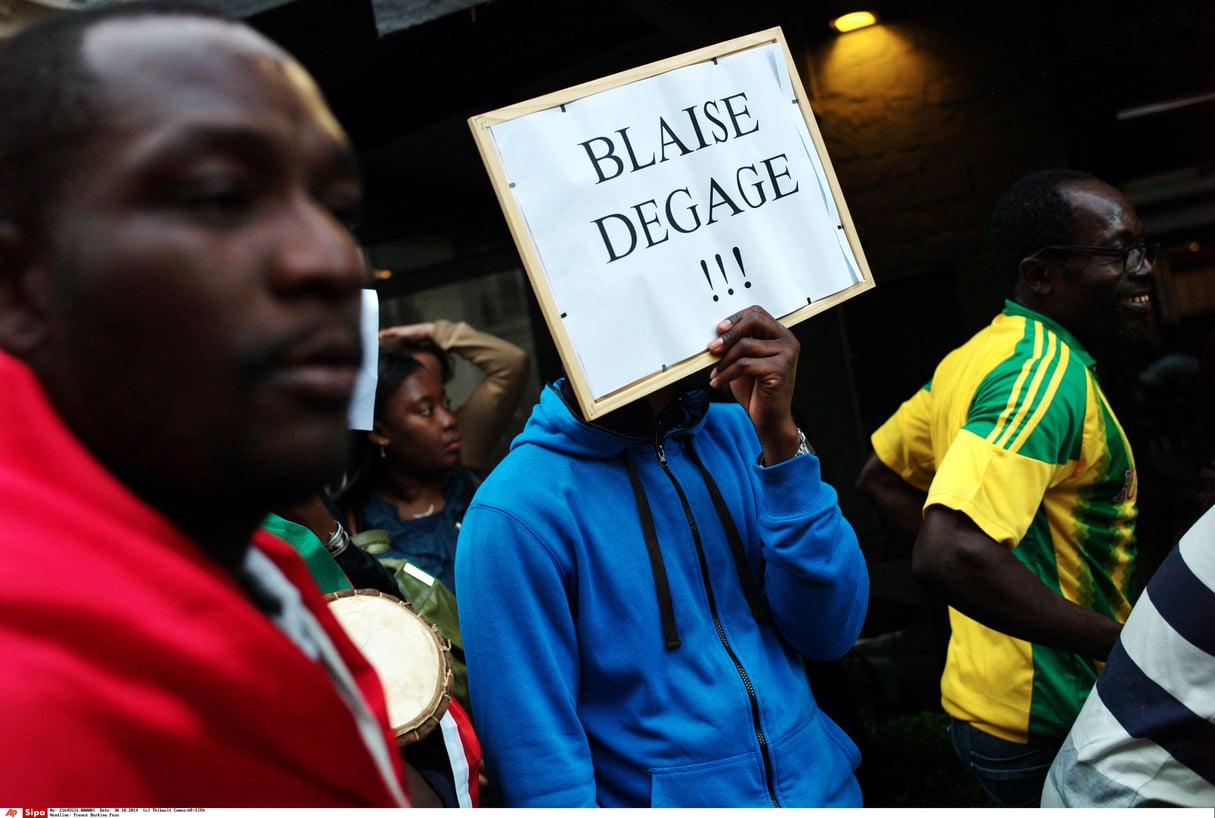 Un homme tient une pancarte "Blaise dégage" pour demander la chute de Blaise Compaoré, le 30 octobre 2014. &copy; Thibault Camus/AP/SIPA