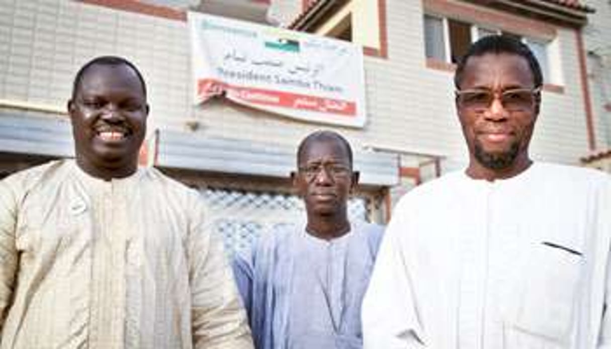 De g. à dr. Kaaw Touré, Samba Thiam (président) et Ibrahima Mifo Sow (vice-président), des Flam. © Laurent Prieur pour J.A.