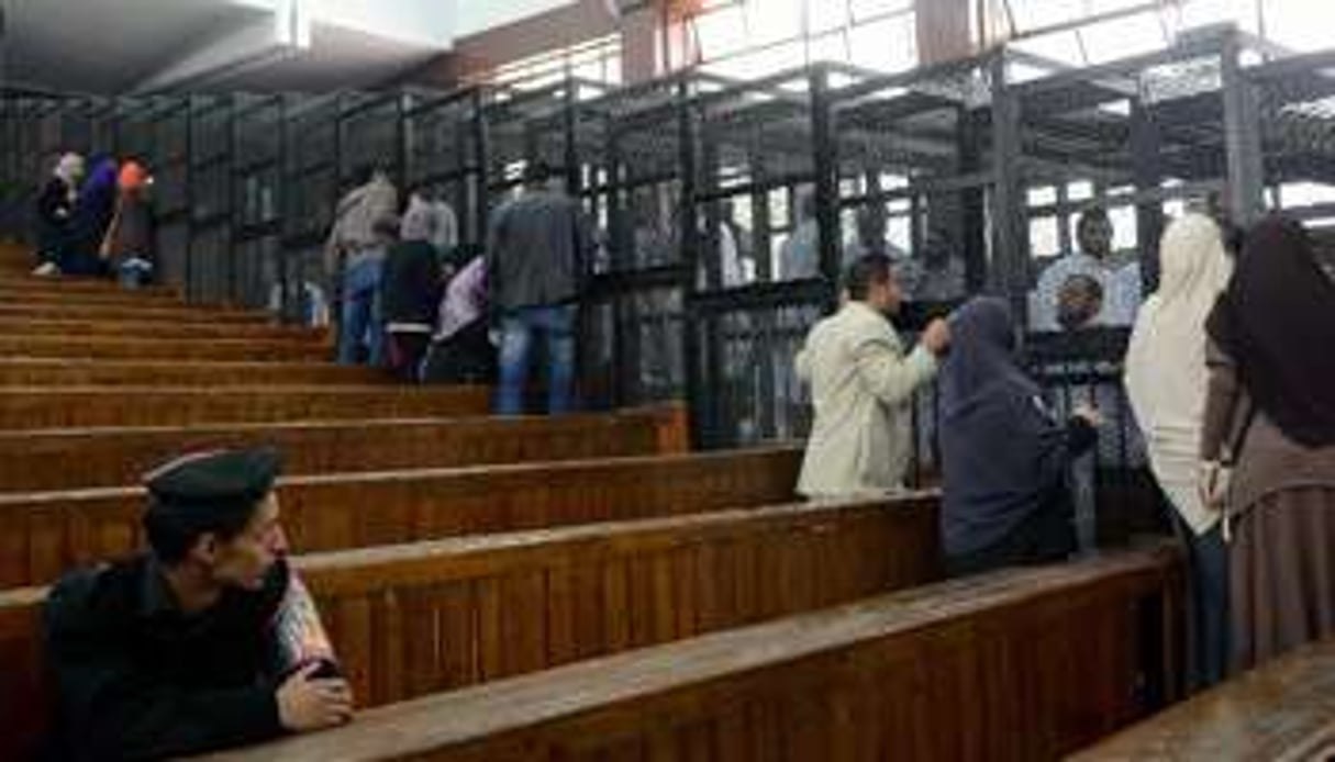 Des accusés avant leur porcès dans le tribunal de Turah, près du Caire, le 3 février 2014. © AFP