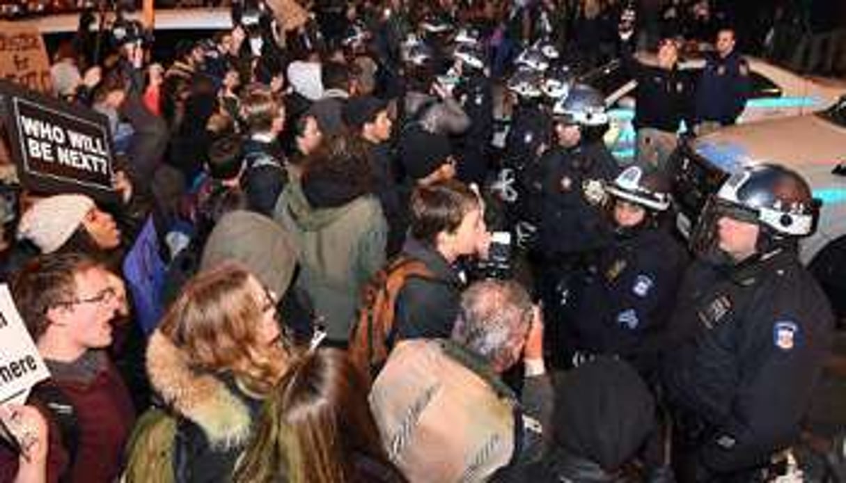 Manifestants face aux policiers le 4 décembre 2014 à New York. © AFP
