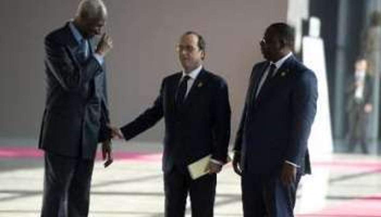 De g. à dr. : Abdou Diouf, François Hollande et Macky Sall, le 29 novembre à Dakar. © AFP