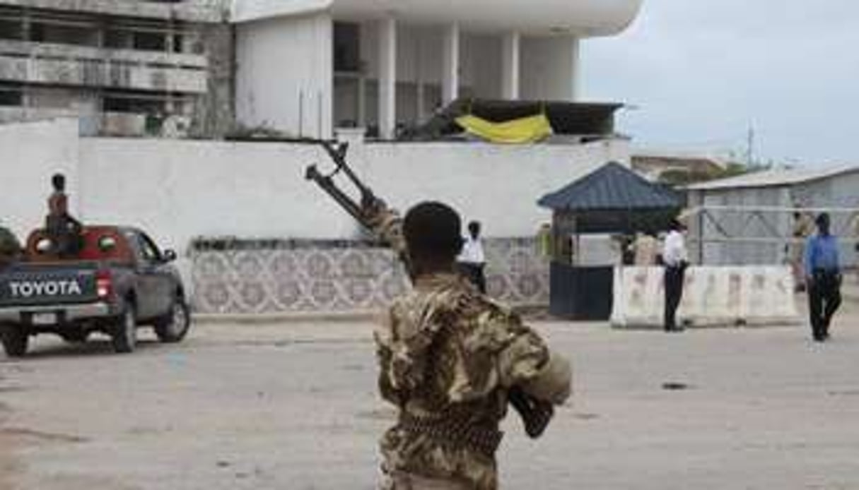 Des forces de sécurité patrouillent à Mogadiscio, le 24 mai 2014. © AFP