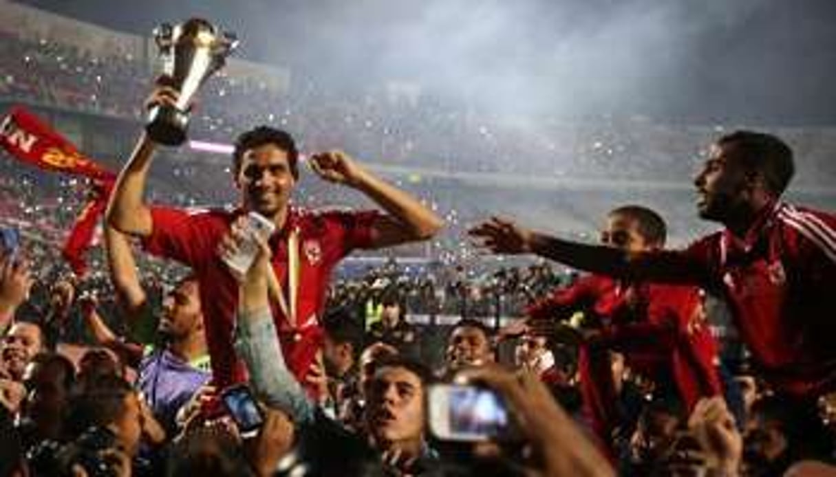 Les joueurs du club égyptien d’Al-Ahly fêtent leur victoire en finale. © AFP