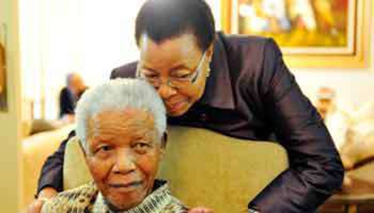 Madiba avec Graça Machel, son épouse, en mai 2011. © Elmond Jiyane/AFP