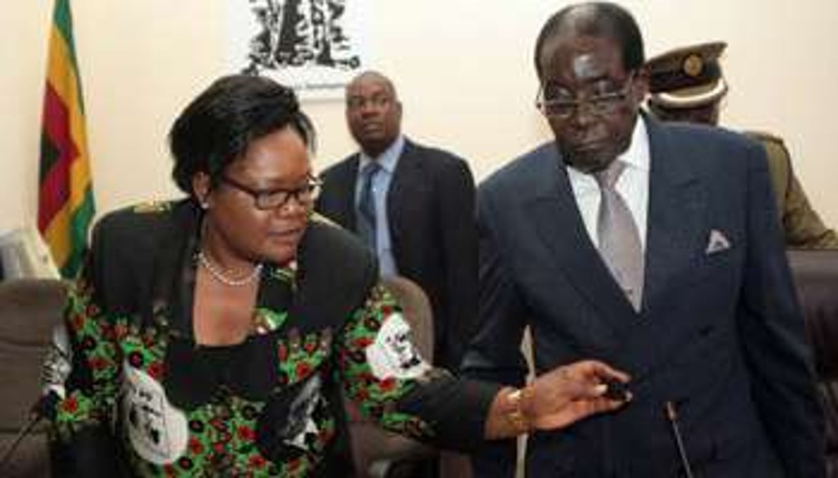 Robert Mugabe et sa vice-présidente Joice Mujuru à Harare le 24 octobre 2014. © Jekesai Njikizana/AFP