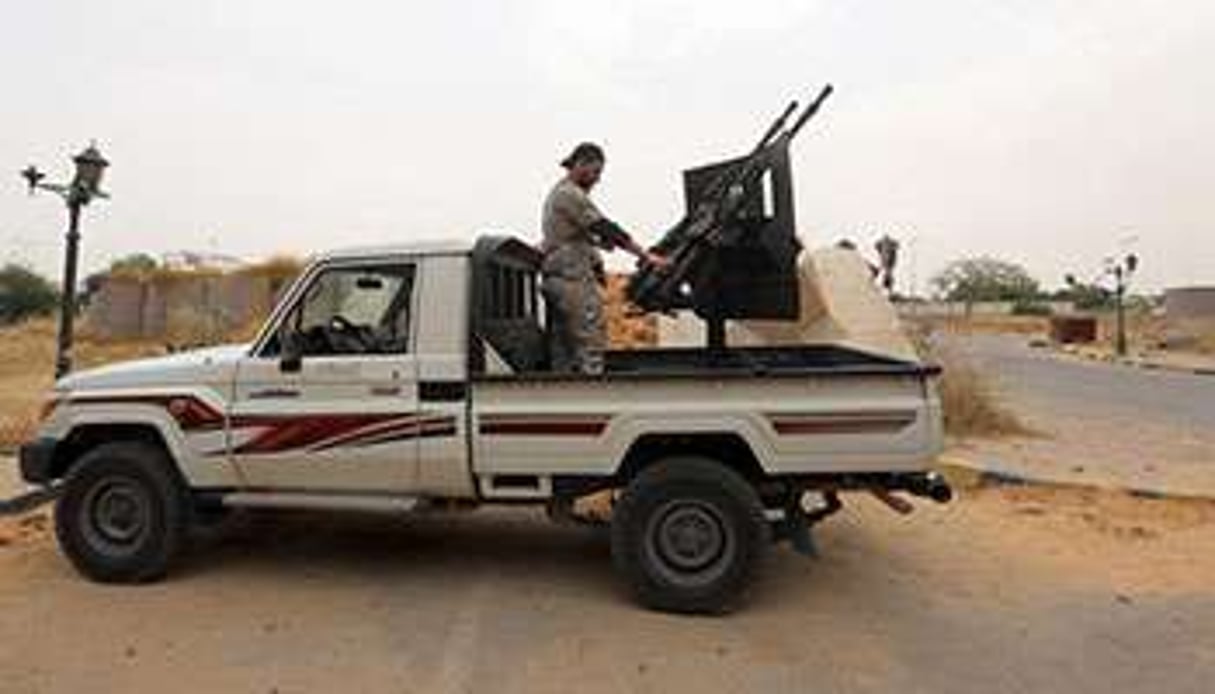 Un ancien combattant d’une milice rebelle intègre l’armée libyenne à l’ouest de Tripoli (Libye). © AFP