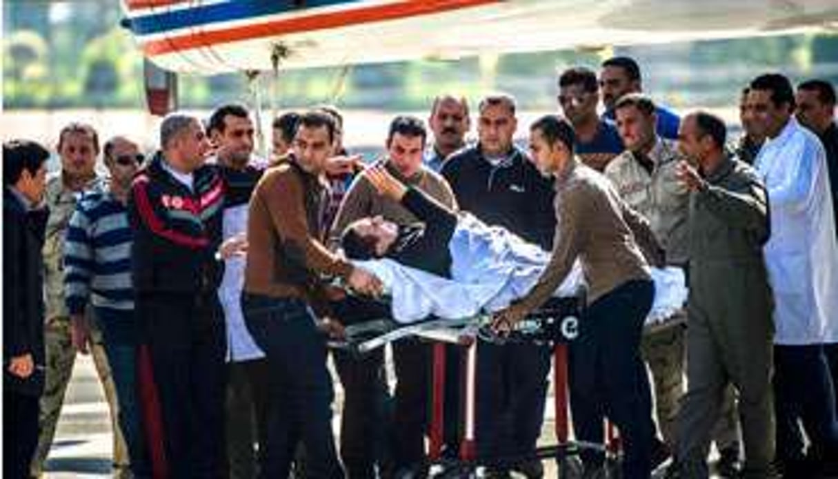 L’ex président regagnant l’hôpital militaire Maadi entouré de ses deux fils, le 29 novembre. © Khaled Desouki/AFP