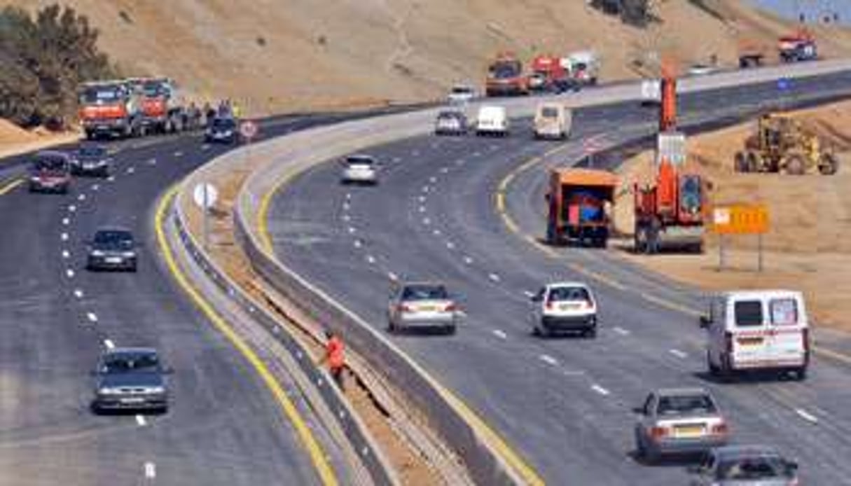 Cette autoroute, censée relier l’Algérie à ses voisins – le Maroc à l’ouest et la Tunisie à l’est -, devait être livrée intégralement fin 2009. © Mohamed Kadri / Xinhua / Sipa Press