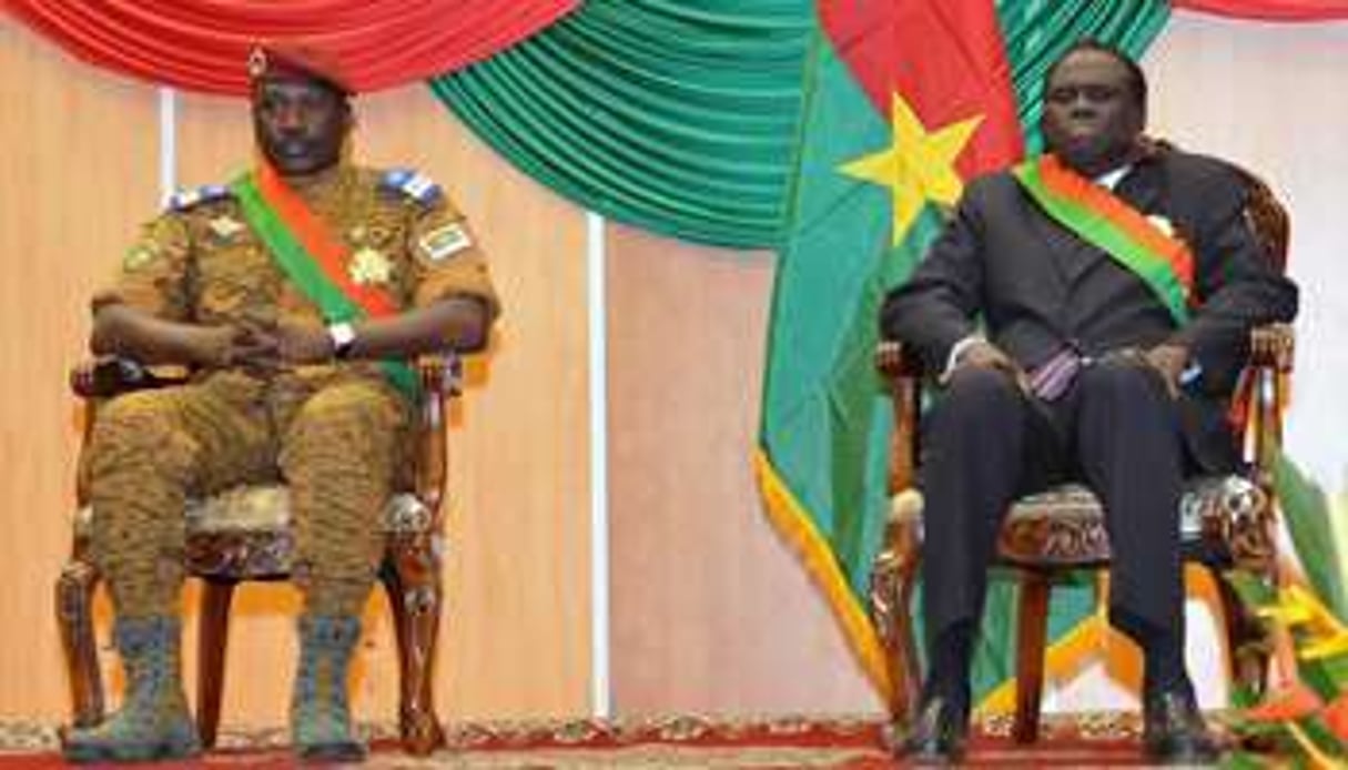 Yacouba Isaac Zida (g) et Michel Kafando (d), le 21 novembre 2014 à Ouagadougou. © AFP