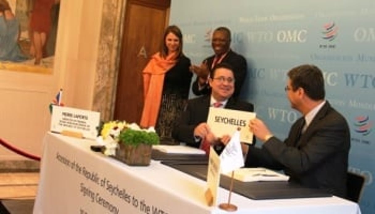 Le ministre des Finances des Seychelles, Pierre Laporte, et Roberto Azevedo, directeur général de l’OMC lors de la cérémonie de signature à Genève. © Ministère des Finances des Seychelles