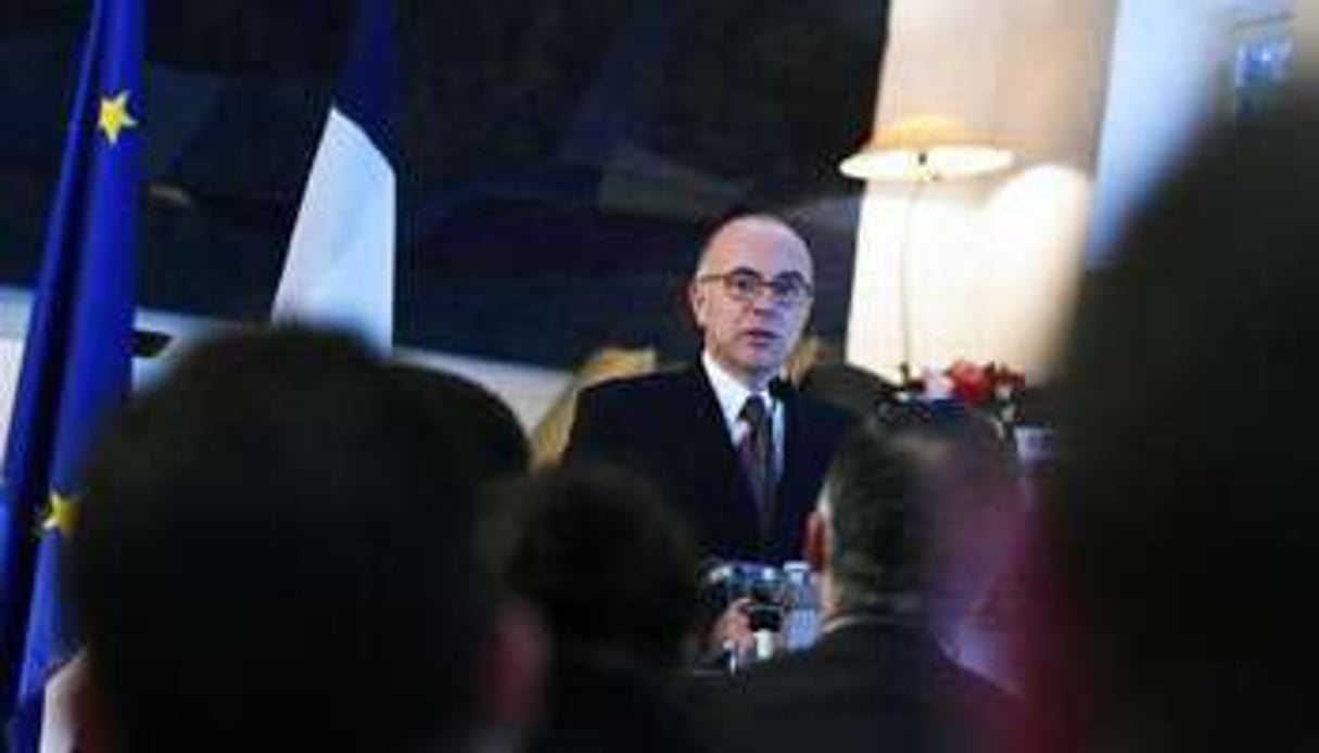 Bernard Cazeneuve, le ministre français de l’Intérieur, le 18 décembre 2014 à Alger. © AFP