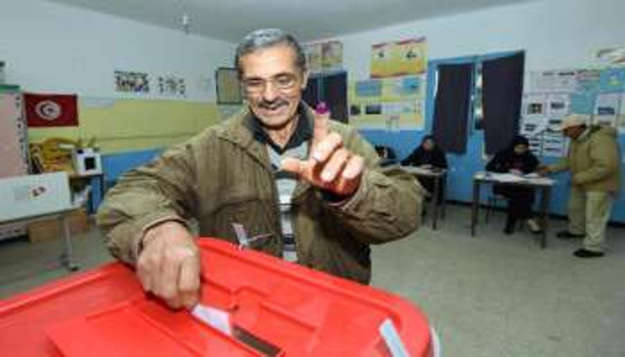 Un électeur tunisien met son bulletin dans l’urne, le 21 décembre 2014 à Tunis. © Fethi Belaid
