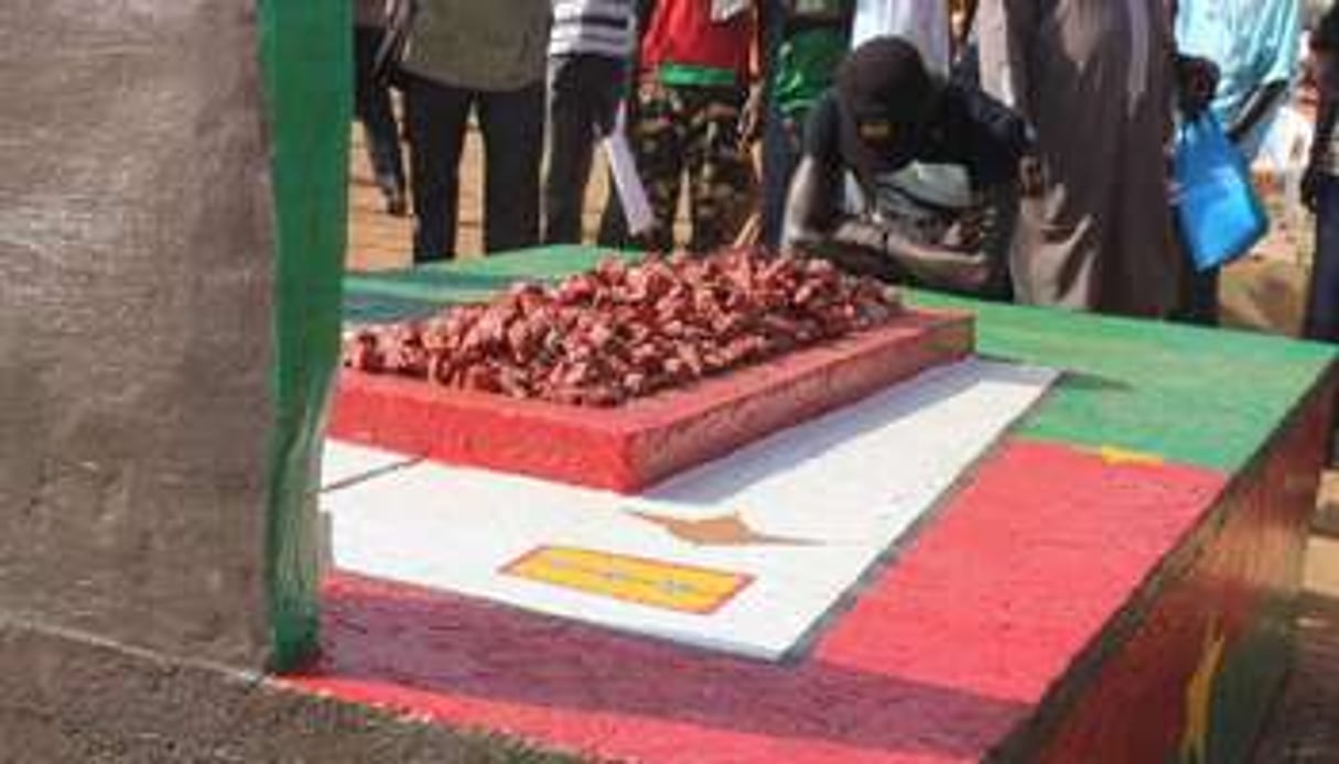 Des membres de l’opposition se recueillent sur la tombe de Thomas Sankara, le 15 octobre 2014. © AFP