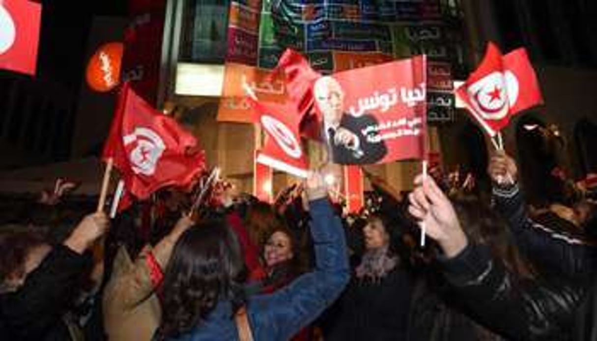 Des partisans de Béji Caïd Essebsi fêtent sa victoire présumée, le 21 décembre à Tunis. © Fethi Belaid/AFP