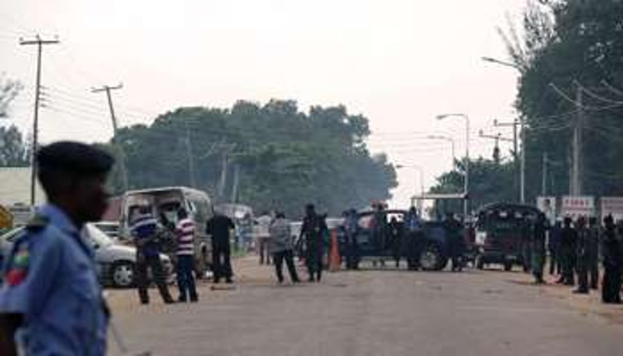 La police nigériane sur les lieux d’une explosion à Kaduna, dans le nord, le 23 juillet 2014. © AFP