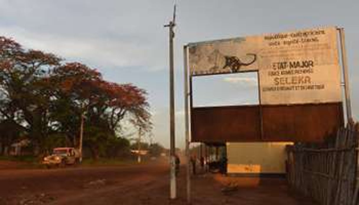Un panneau de la Séléka à l’entrée de Bambari, en Afrique du Sud, le 19 avril 2014. © AFP