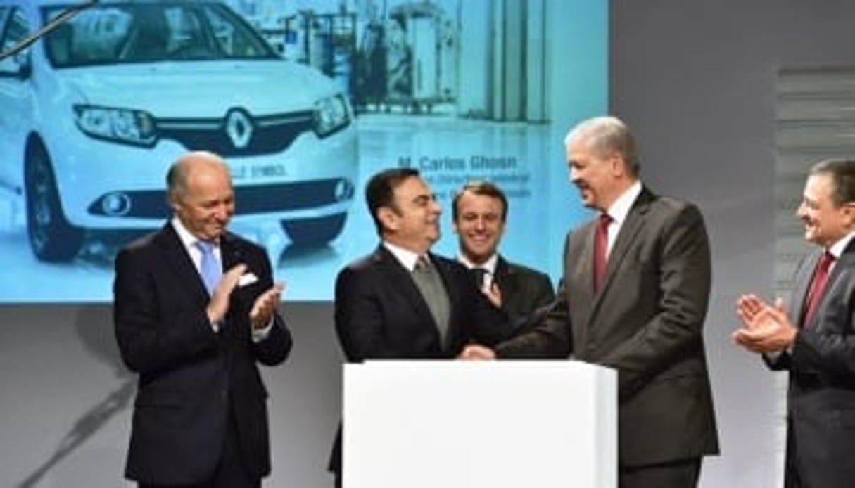 De g. à dr. : Laurent Fabius, Carlos Gohsn, Emmanuel Macron et Abdelmalek Sellal lors de l’inaugurant de l’usine Renault d’Oran, en novembre 2014. © Renault