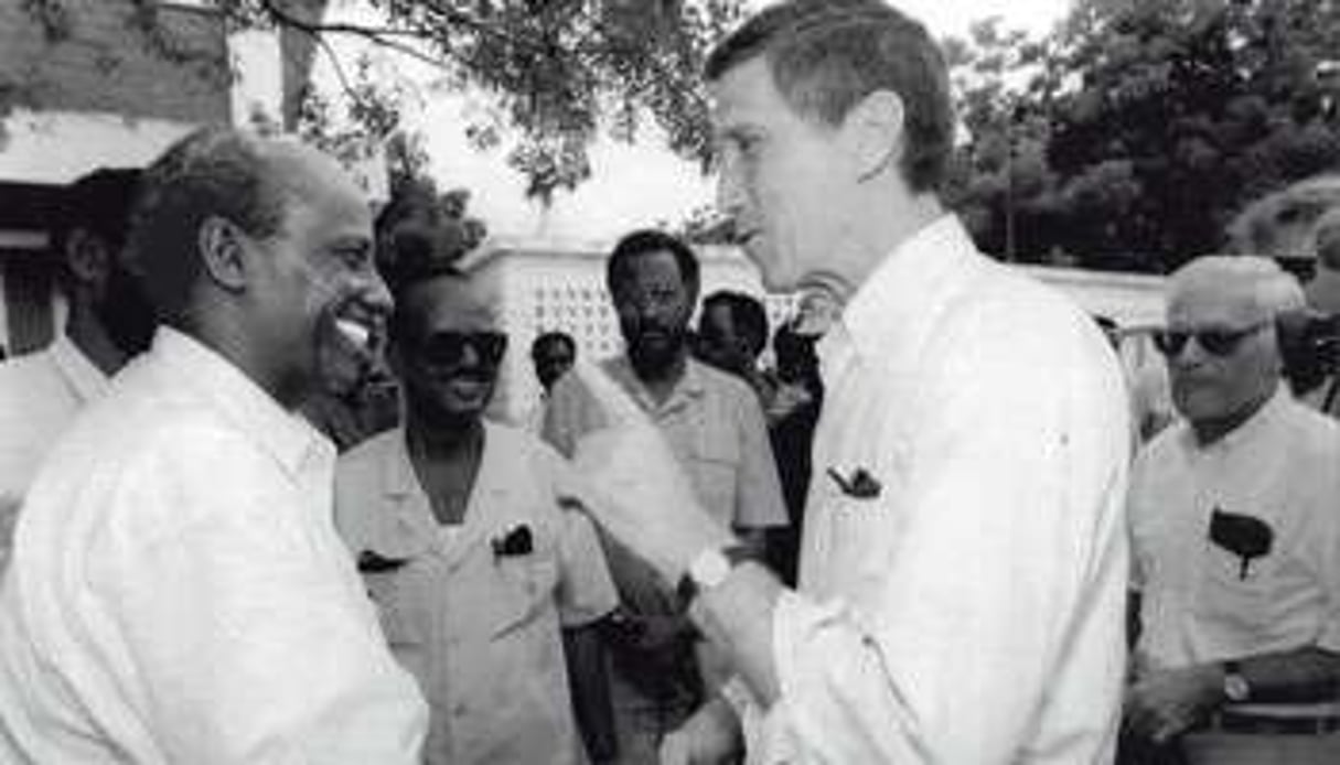 Avec le seigneur de guerre Mohamed Farrah Aidid, à Mogadiscio, en 1993. © Scott Applewhite/AP