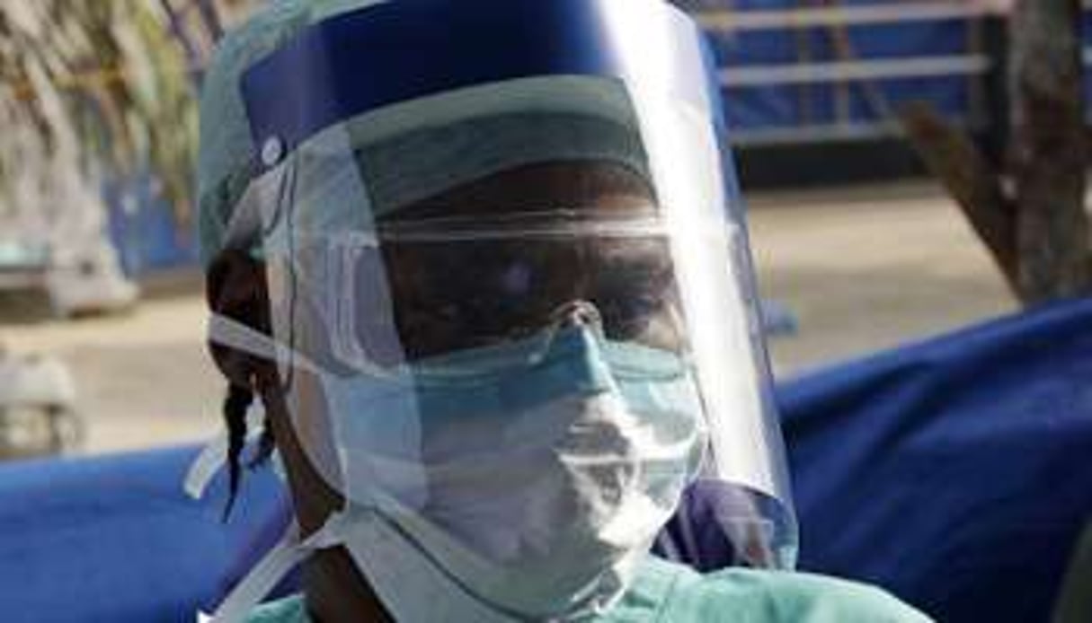 Un membre du personnel soignant à Freetown en Sierra Leone, le 19 décembre 2014. © AFP