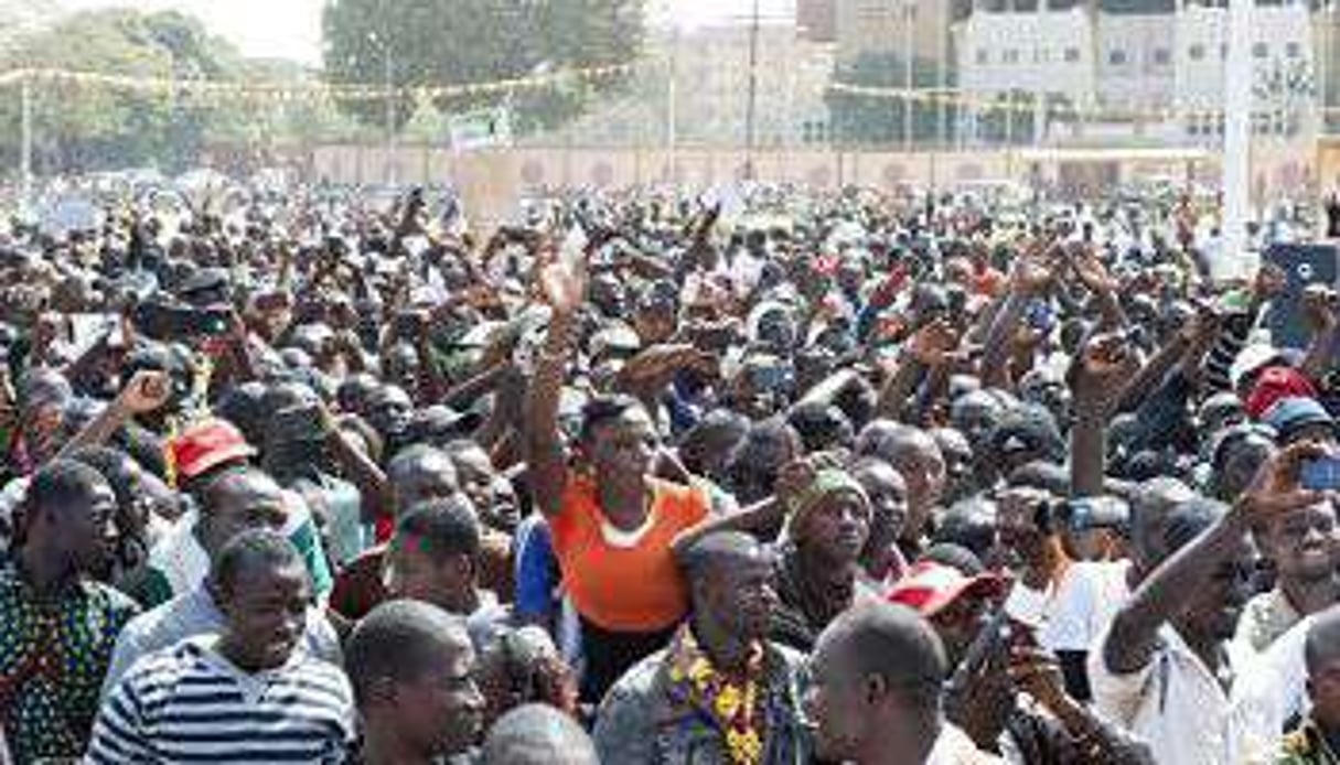 Des manifestants burkinabè dans les rues de Ouagadougou le 13 décembre 2014. © AFP