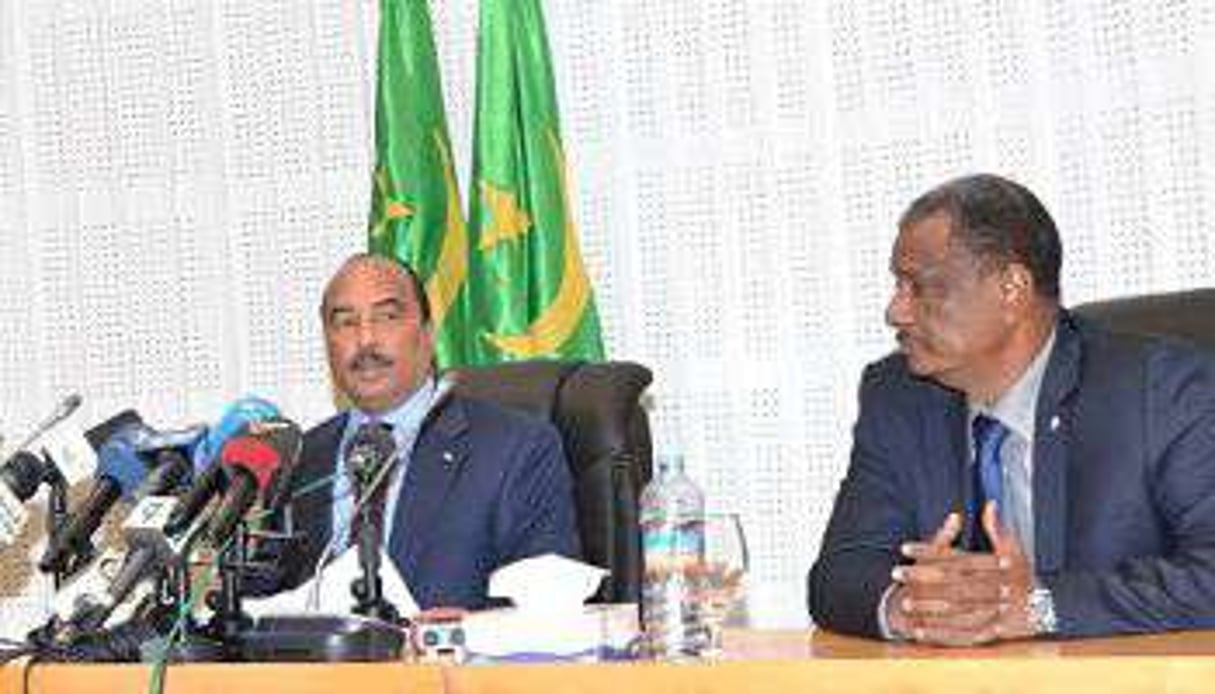 Le président mauritanien Mohamed Ould Abdel Aziz (g), le 19 décembre 2014 à Nouakchott. © AFP