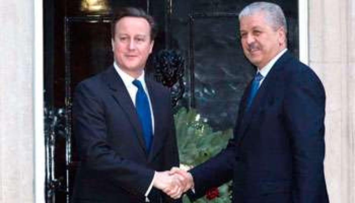 David Cameron et Abdelmalek Sellal devant le 10 Downing Street, à Londres, le 11 décembre 2014. © Vickie Flores/LNP/REX/SIPA
