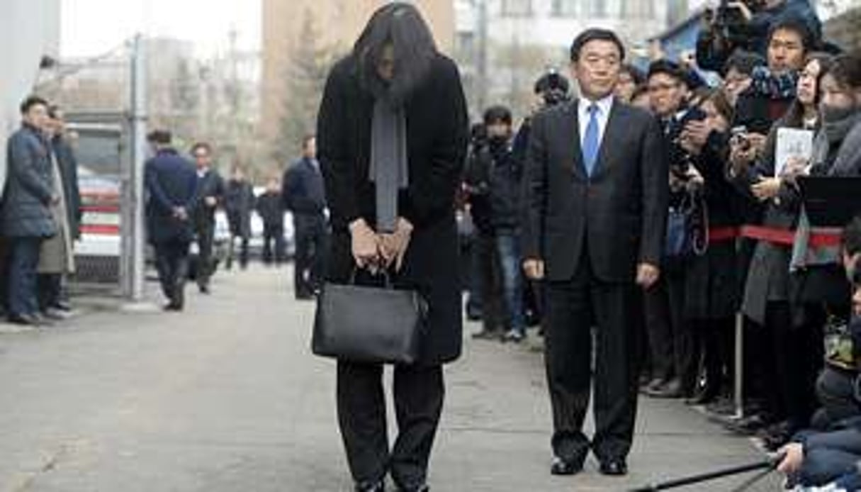Heather Cho se courbe devant les médias, le 12 décembre à Séoul. © AFP