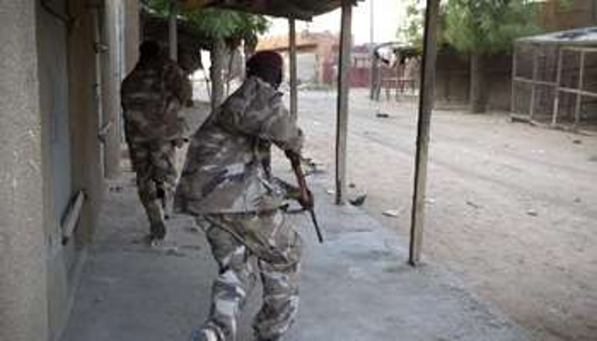 Des soldats maliens en action à Gao le 13 avril 2013. © AFP