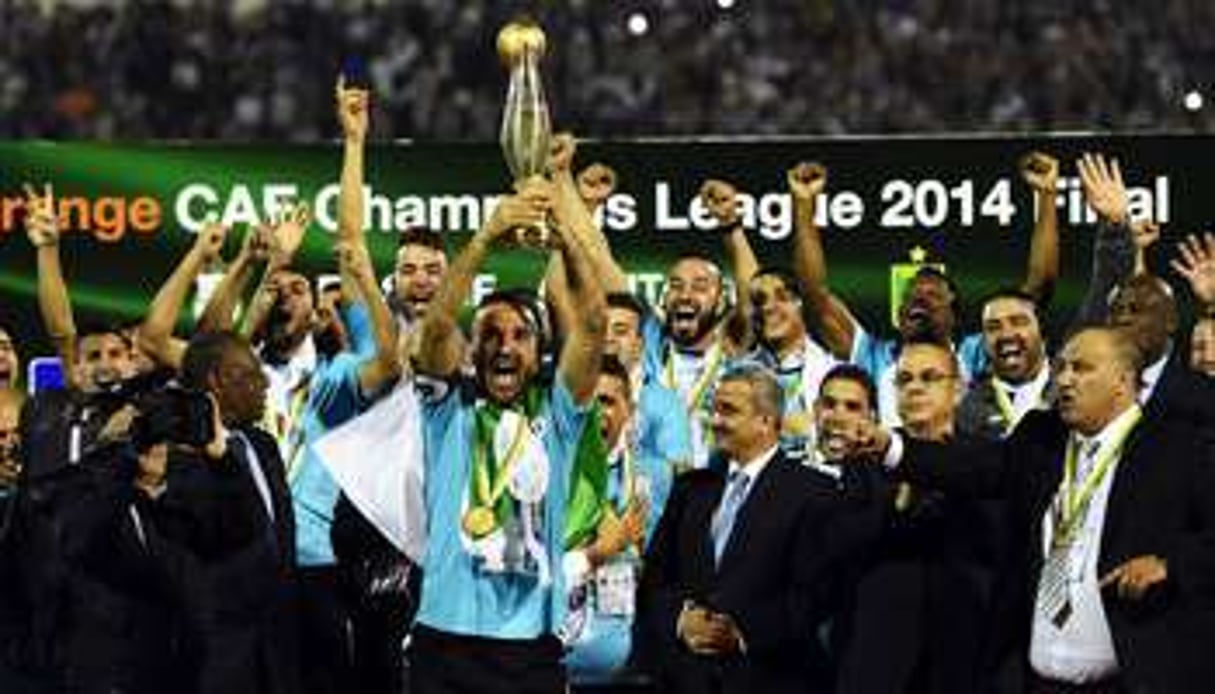 Farid Mellouli (ES Sétif) brandit le trophée de la Ligue des Champions, le 1er novembre à Blida. © AFP