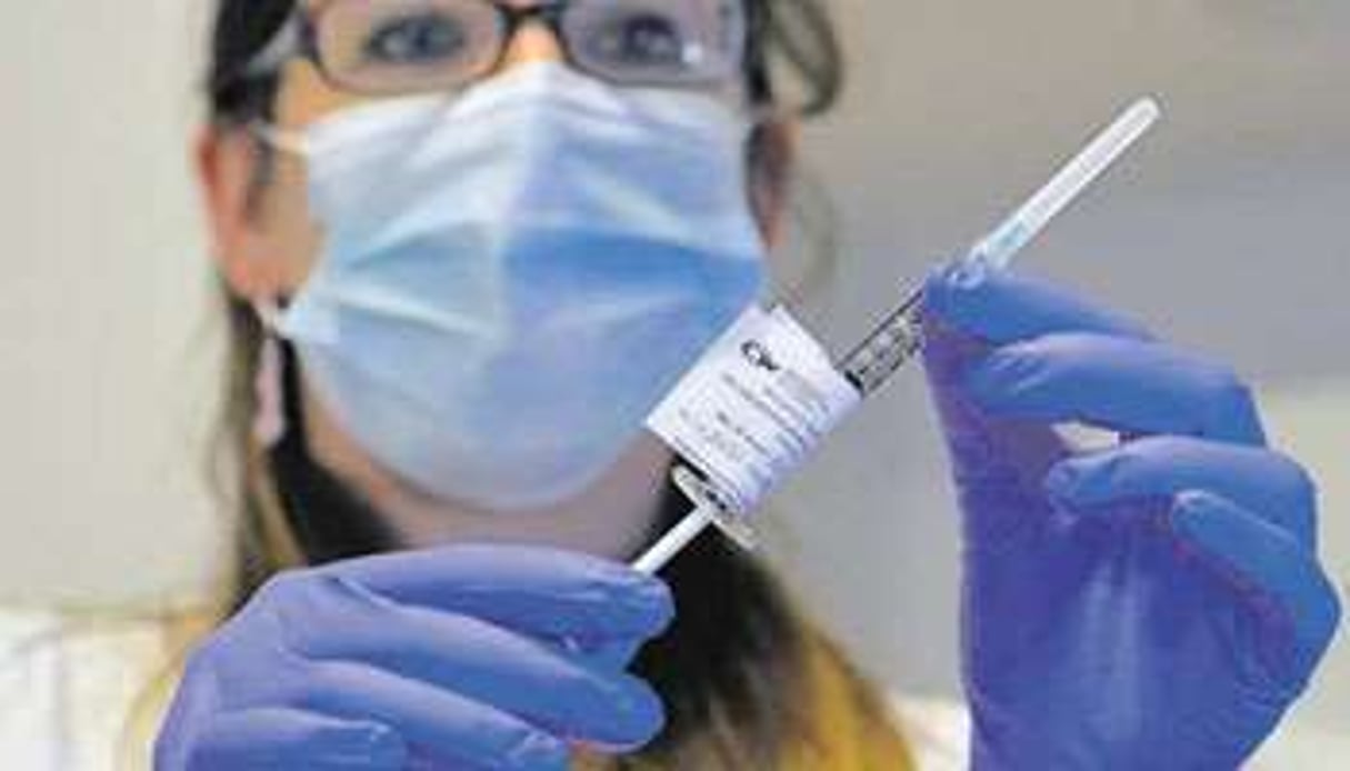 Les essais cliniques à grande échelle du vaccin anti-Ebola pourraient avoir lieu en avril 2015. © AFP