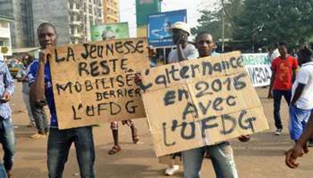 Des militants assistent à un meeting de l’opposition à Conakry le 7 janvier 2015. © AFP