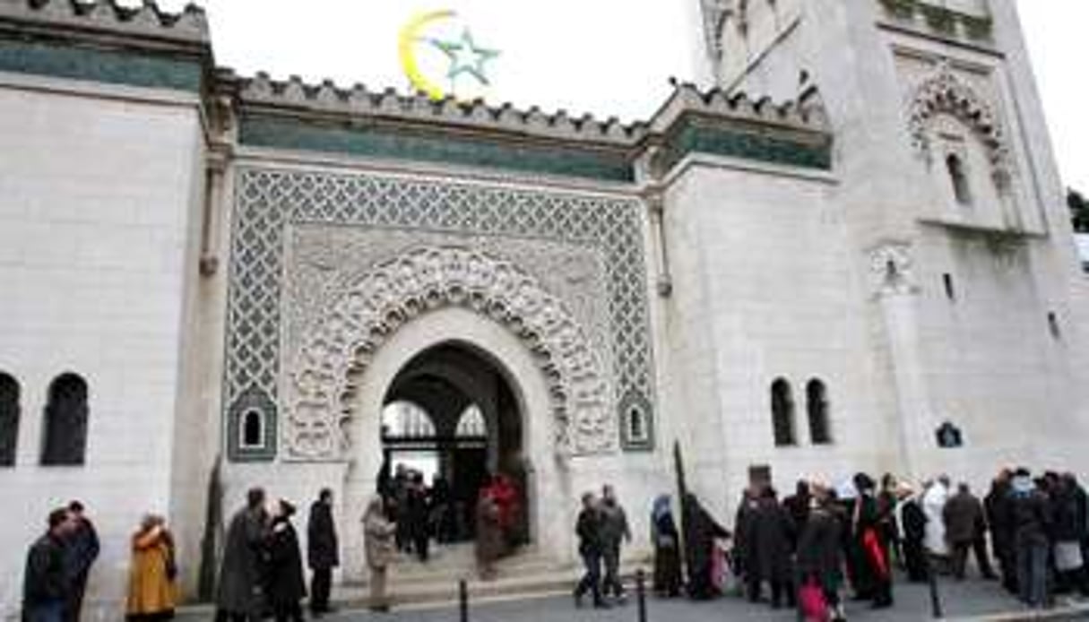 Devant la Grande mosquée de Paris. © AFP