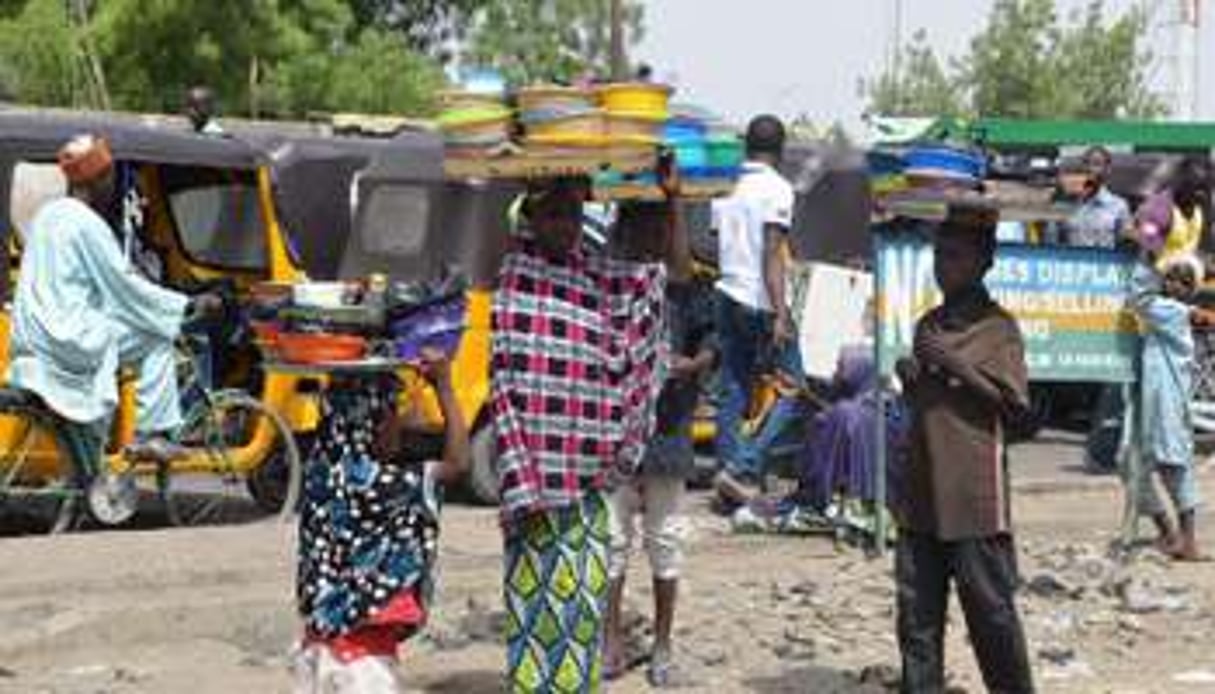 Des petits vendeurs de rue de Maiduguri, dans le nord-est du Nigeria, le 24 mai 2014. © AFP