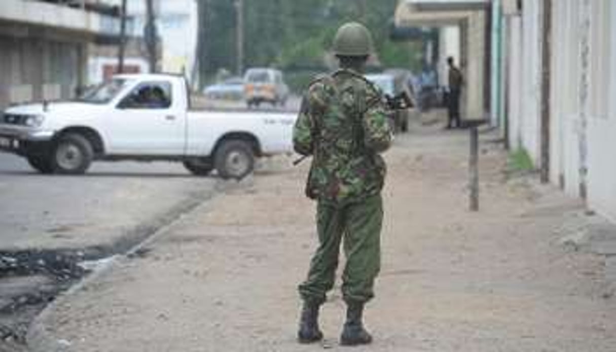 Un policier kenyan patrouillant dans une rue de Mombasa, dans le sud du pays, le 29 août 2012. © AFP