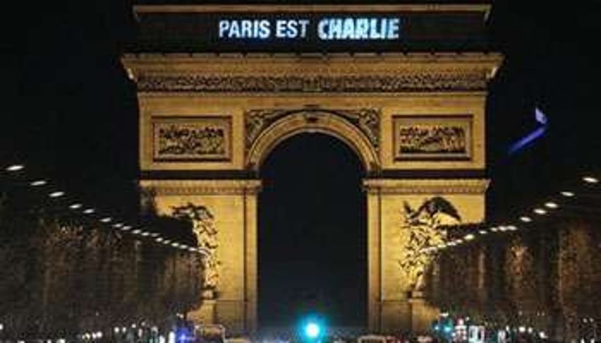 Hommage à Charlie Hebdo sur l’Arc de Triomphe à Paris. © AFP