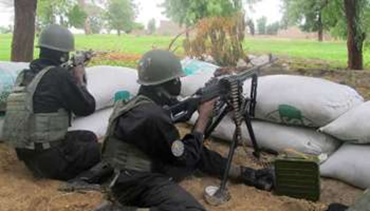 Des policiers camerounais en faction, dans la localité d’Amchide (nord), le 17 juin 2014. © AFP