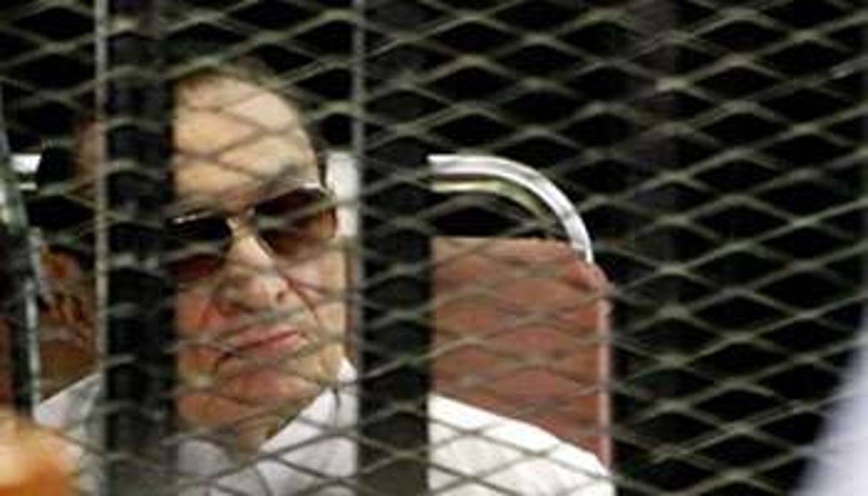 Moubarak au tribunal du Caire en août 2013 © AFP