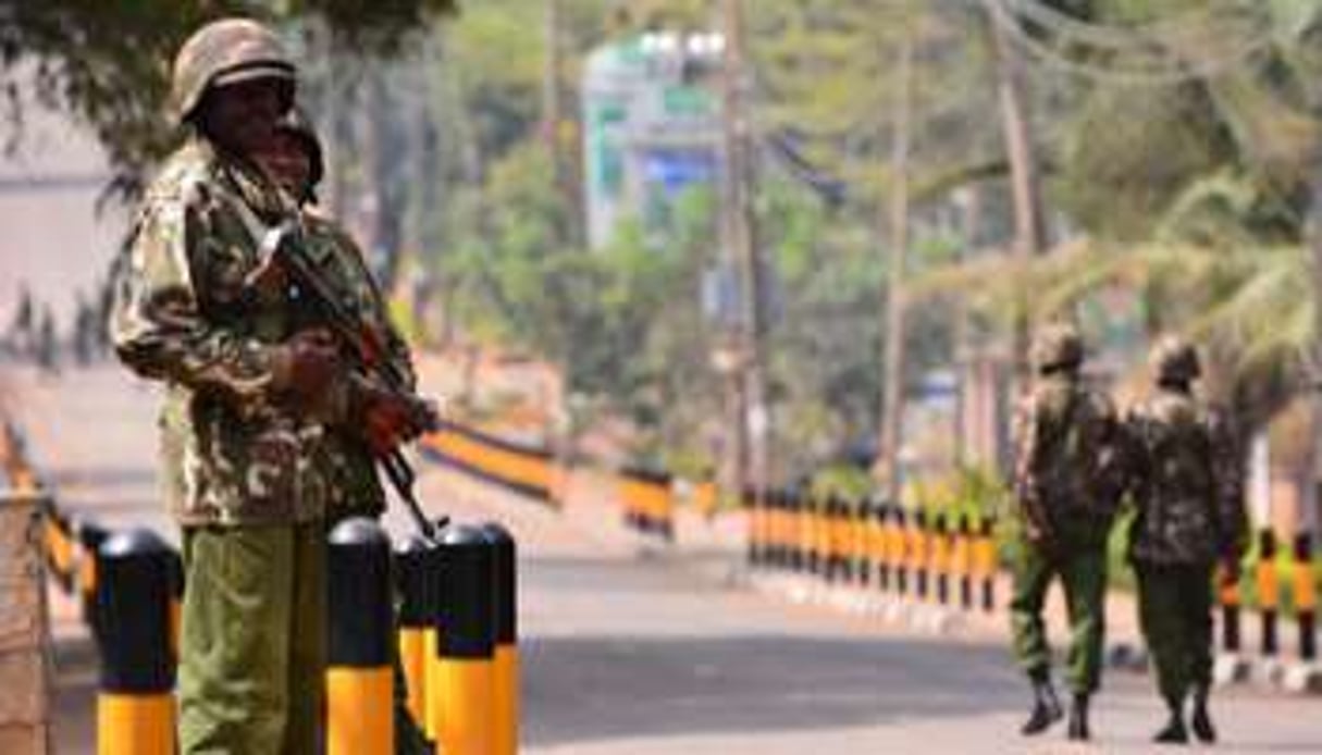 Des soldats kényans montent la garde à proximité du centre commercial du Westgate en septembre 20 © AHMET ERKAN YIGITSOZLU/ANADOLU AGENCY/AFP