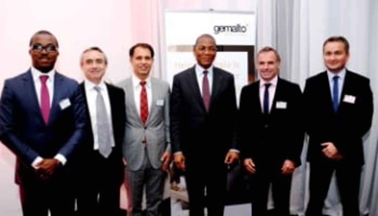 Au centre Bruno Koné, ministre ivoirien des TIC, à sa gauche Eric Claudel, président Afrique & Moyen-Orient de Gemalto. © Gemalto