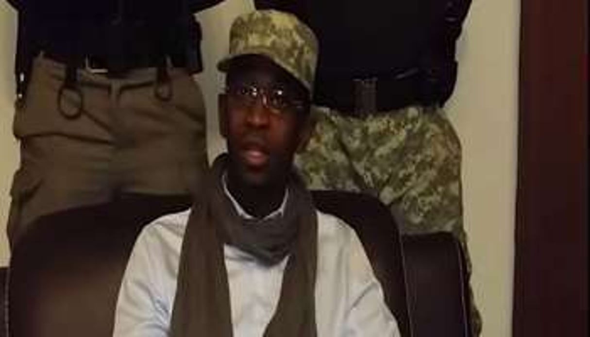 L’opposant gambien Cheikh Sidya Bayo, dans la vidéo postée le 29 décembre 2014 sur Youtube. © Capture d’écran/Youtube