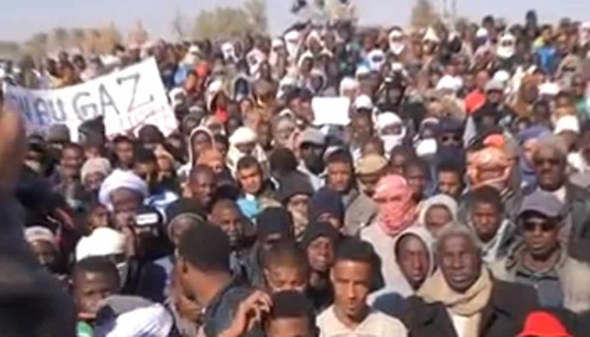 Des manifestatnts anti gaz de schiste, le 13 janvier à In Salah, dans le Sahara algérien. © In Salh Sun & Power/facebook