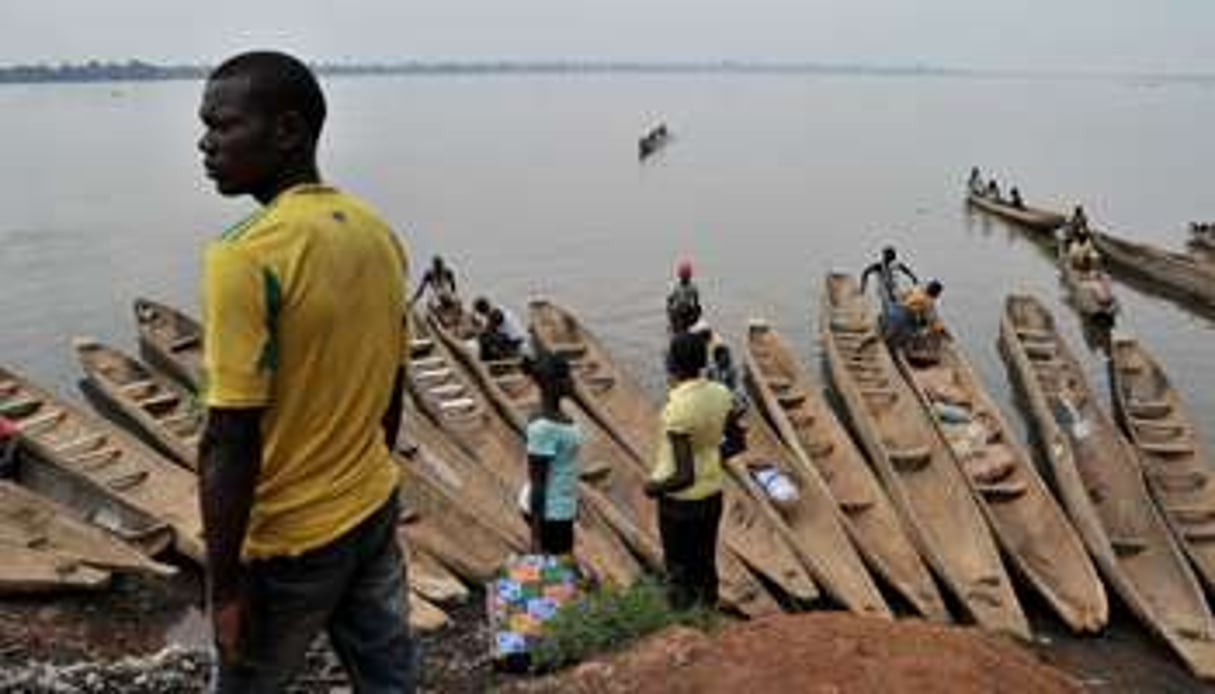 Des embarcations sur les rives du fleuve Oubangui. © AFP